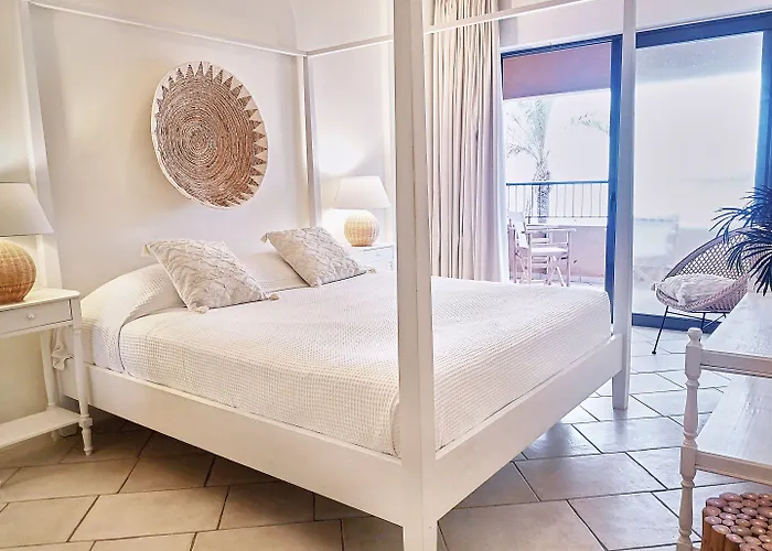 מלון Grecotel Plaza House